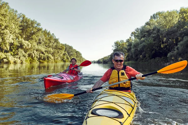 Uma viagem de canoa no rio no verão . — Fotografia de Stock