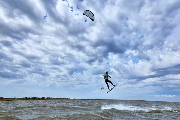 Kitesurfen auf Wellen auf See im Sommer. — Stockfoto