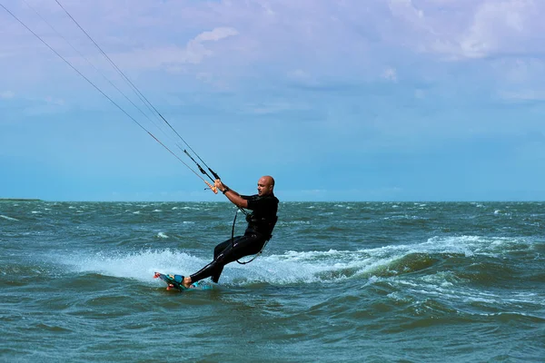 Kitesurfen auf Wellen auf See im Sommer. — Stockfoto