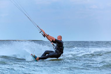 Yaz aylarında dalgalar sörf uçurtma kişini.