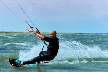 Yaz aylarında dalgalar sörf uçurtma kişini.
