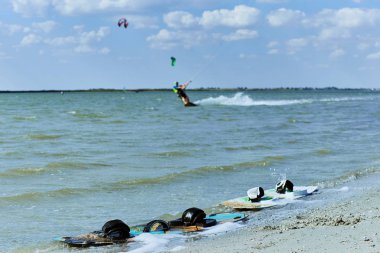 Kitesurfing yaz aylarında buz pateni yaz.