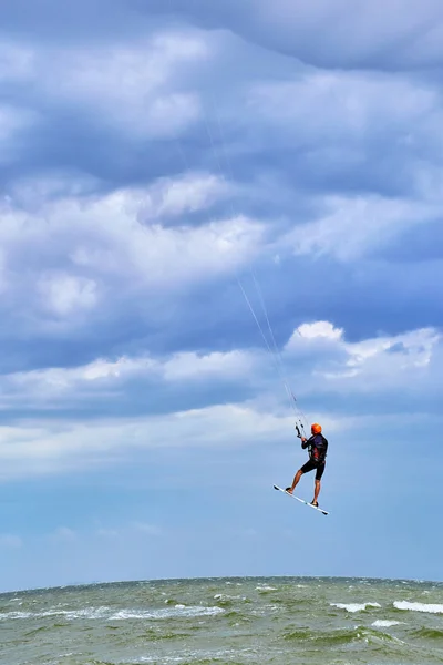 Kite surfen op de golven op zee in de zomer. — Stockfoto