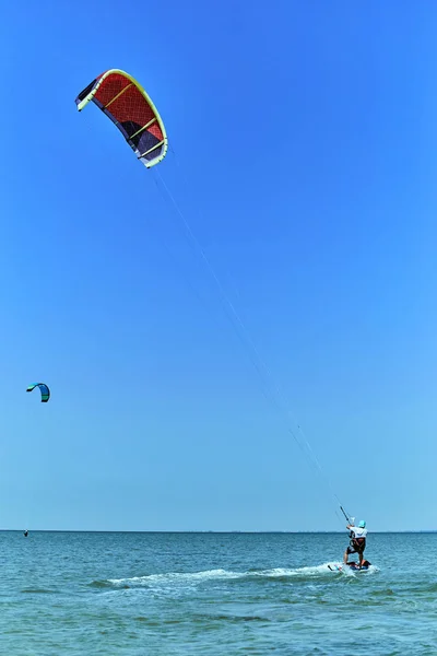 Kite Surfing em ondas no mar no verão . — Fotografia de Stock