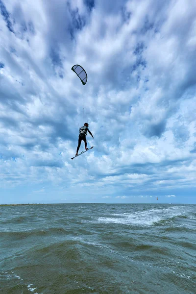 Kite surfen op de golven op zee in de zomer. — Stockfoto