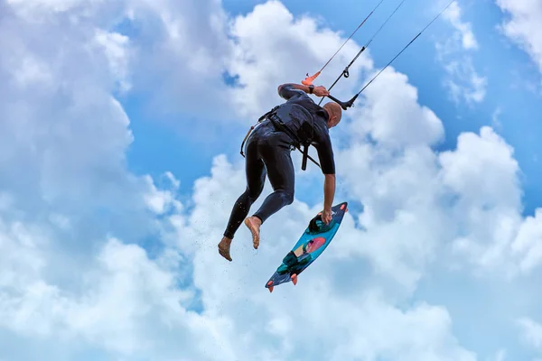 骑在夏天在水波上冲浪风筝的人. — 图库照片