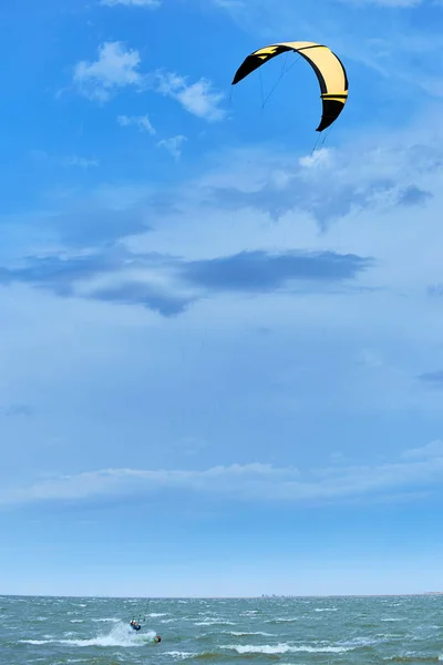 Man rijden een kite surfen op de golven in de zomer. — Stockfoto