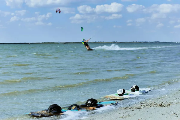 Zomer schaatsen op kitesurfen in de zomer. — Stockfoto