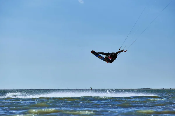Mann beim Kitesurfen auf den Wellen im Sommer. — Stockfoto