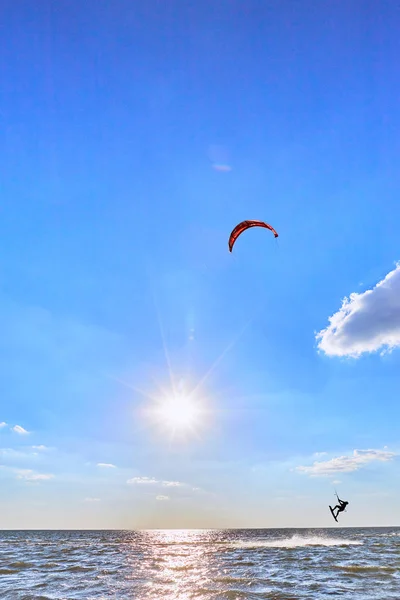 Man rijden een kite surfen op de golven in de zomer. — Stockfoto