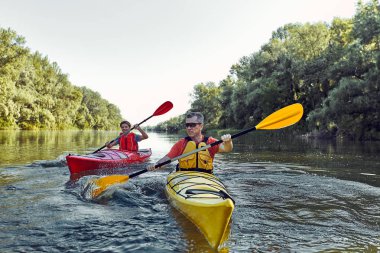 Yaz aylarında nehir Kano gezisinde.
