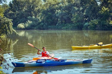 Yaz aylarında nehir Kano gezisinde.