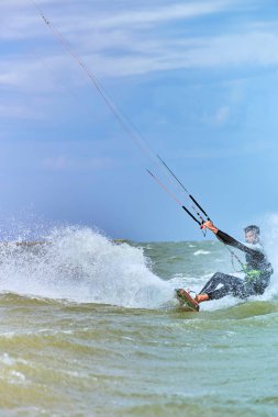 Yaz aylarında dalgalar sörf uçurtma kişini.