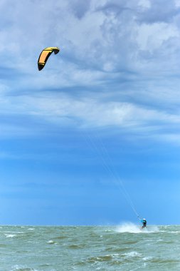 Yaz aylarında dalgalar sörf uçurtma kişini.