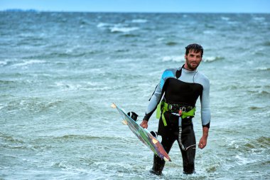 Yaz aylarında dalgalar sörf uçurtma kişini.