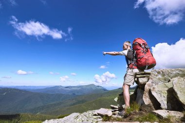 Bir sırt çantası ile yaz aylarında dağlarda hiking.