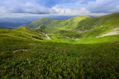 Gün batımında dağın tepesinden güzel manzara.