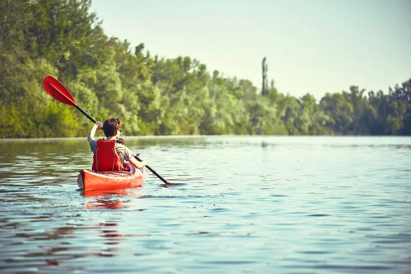 Une excursion en canot le long de la rivière le long de la forêt en été . — Photo