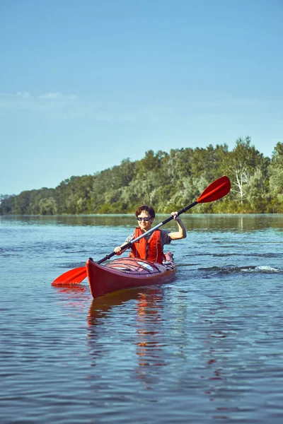 Nehir boyunca ormanda yaz boyunca kano gezisi.