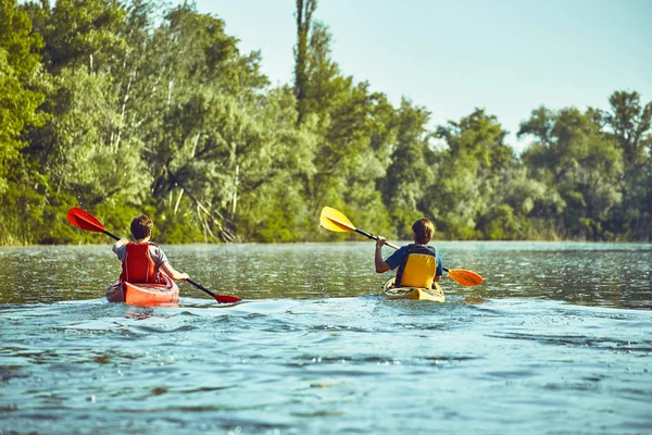 Eine Kanutour auf dem Fluss entlang des Waldes im Sommer. — Stockfoto