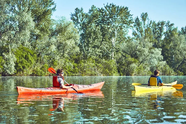 Une excursion en canot le long de la rivière le long de la forêt en été . — Photo