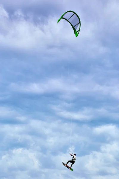 Kite Surfing em ondas no mar no verão . — Fotografia de Stock
