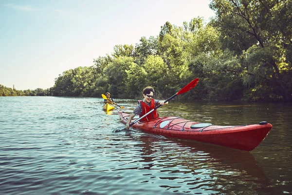 Un viaje en canoa por el río a lo largo del bosque en verano . — Foto de Stock