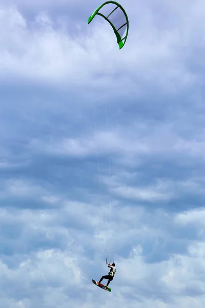 Kite surfen op de golven op zee in de zomer. — Stockfoto