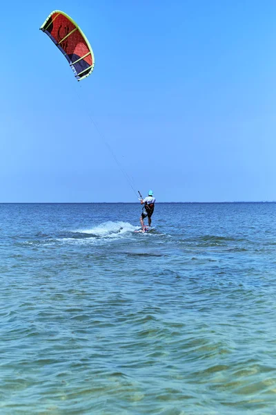 Kitesurfen auf Wellen auf See im Sommer. — Stockfoto