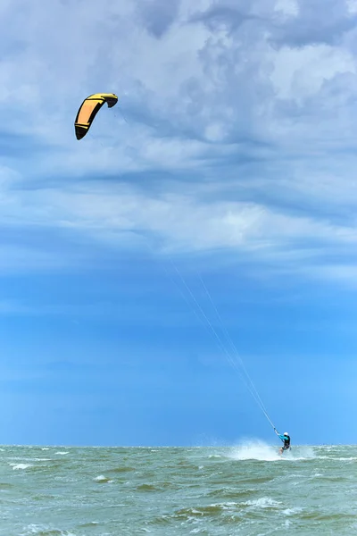 Чоловік катається на повітряному змії, що серфінгує на хвилях влітку . — стокове фото