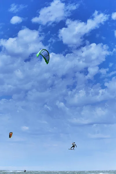 Man rider en kite surfa på vågorna i sommar. — Stockfoto