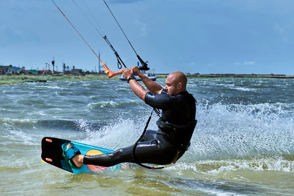 Yaz aylarında dalgalar sörf uçurtma kişini.