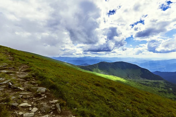 Gün batımında dağın tepesinden güzel manzara.