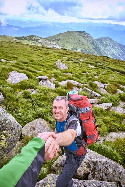 Yardım, destek ve tehlikeli bir durumda m yürüyüş için yardım