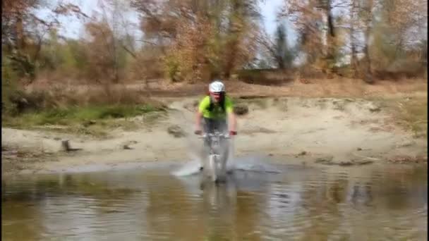 Hombre caminando con una bicicleta de montaña en el campo . — Vídeos de Stock