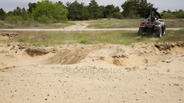 Quad in bicicletta attraverso la sabbia in estate . — Video Stock