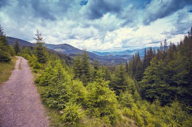 Dağlarda yaz aylarında bulutlar ile güzel bir manzara