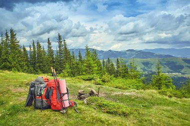 Dağlarda gree dağlardaki bakan sırt çantaları