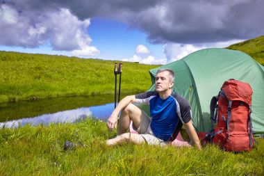 Bir sırt çantası ile yaz aylarında dağlarda hiking.