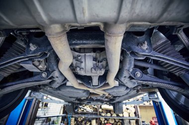 Tamir ve hizmet üstünde belgili tanımlık makine.