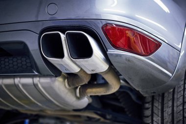 Görünümü arka susturucu ve tampon ile SUV.