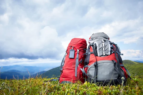 Dağlarda gree dağlardaki bakan sırt çantaları