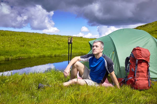 Bir sırt çantası ile yaz aylarında dağlarda hiking.
