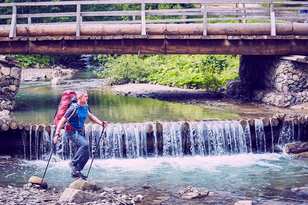 Bir sırt çantası ile yaz aylarında dağlarda hiking.