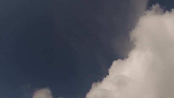 Voando em um avião entre as belas nuvens . — Vídeo de Stock