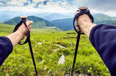 Bir sırt çantası ile yaz aylarında dağlarda hiking.