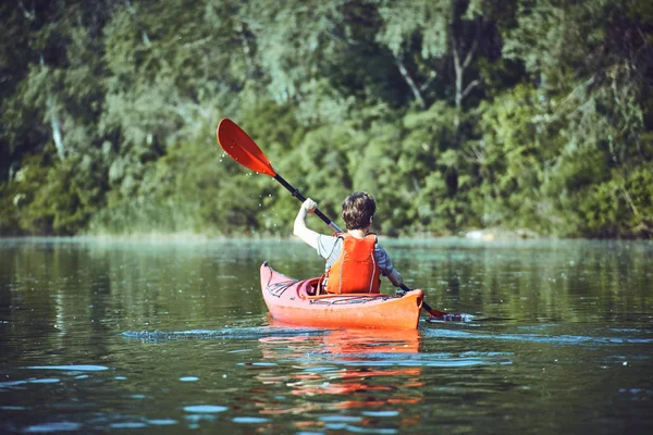 Un viaje en canoa por el río a lo largo del bosque en verano . — Foto de Stock