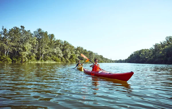 Uma viagem de canoa ao longo do rio ao longo da floresta no verão . — Fotografia de Stock