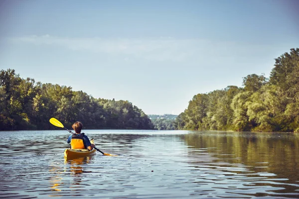 Подорож на каное вздовж річки вздовж лісу влітку . — стокове фото