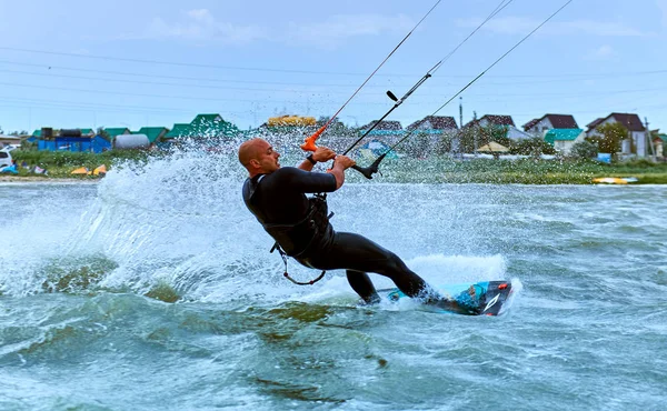 Mann beim Kitesurfen auf den Wellen im Sommer. — Stockfoto